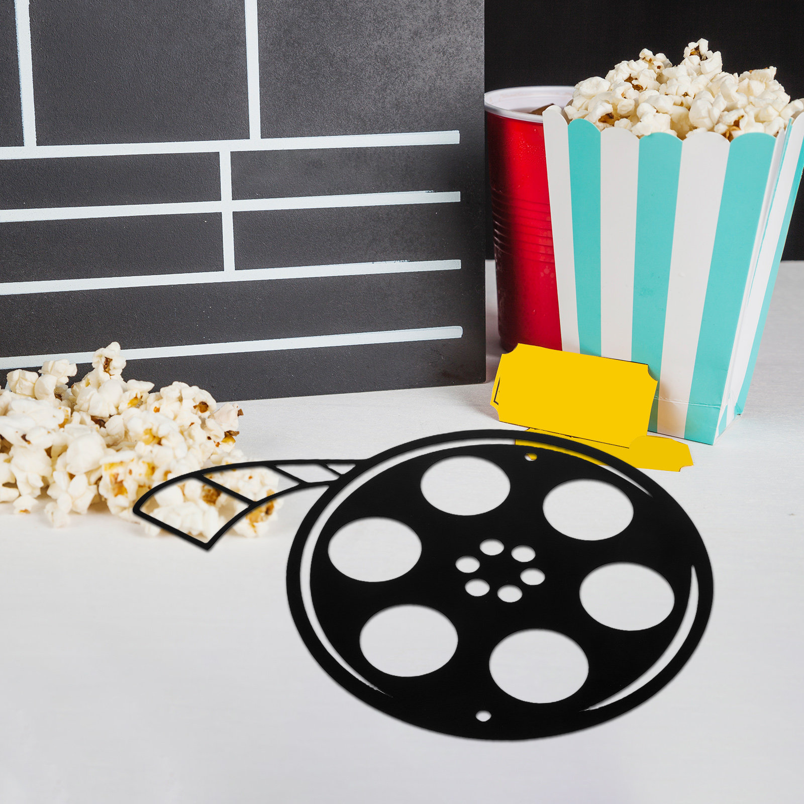 Dekoracja ścienna z metalowym  – Home Cinema Films recenzja i cena